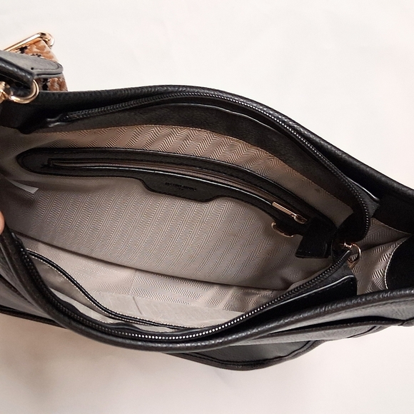 Metro Muse Black Vegan Leather Crossbody Bag - Picture 5 of 7
